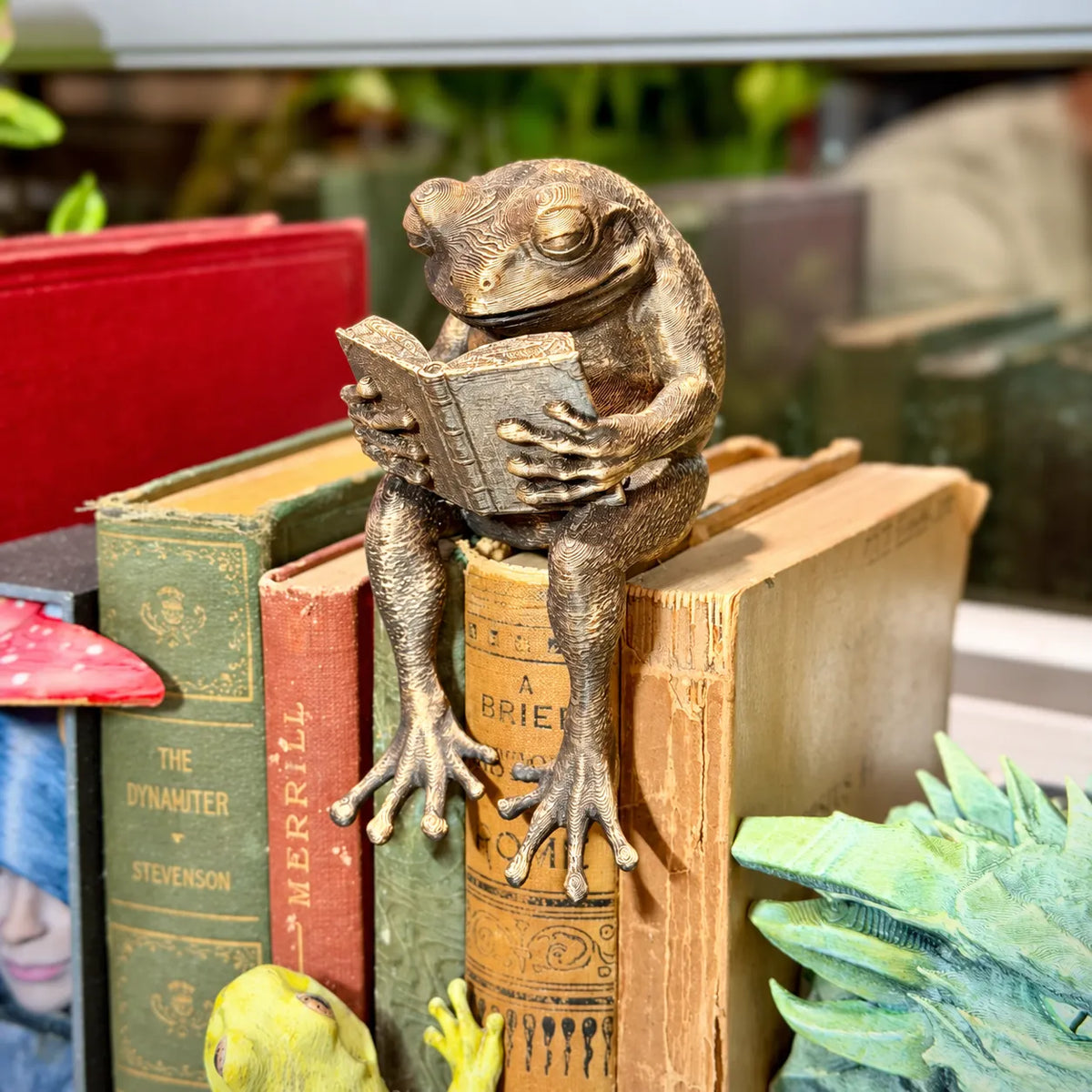 🐸 Reading Frog Shelf Sitter – Whimsical Book Lover Décor