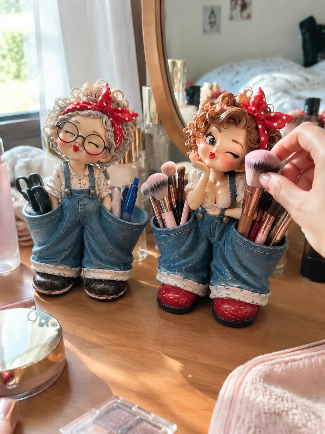 Retro Girl Makeup Brush Holder – Cute Vintage Vanity Organizer