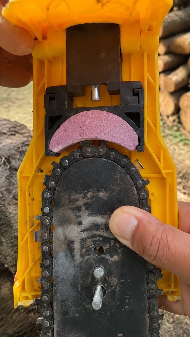 🪵Portable Chainsaw Sharpener with Extra Whetstone, Fast On-Saw Grinding Tool 🪓
